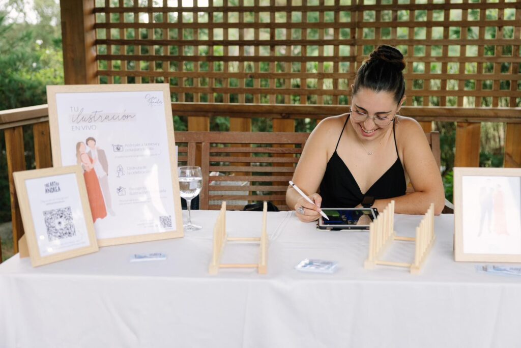 Andrea ilustrando en directo durante el evento